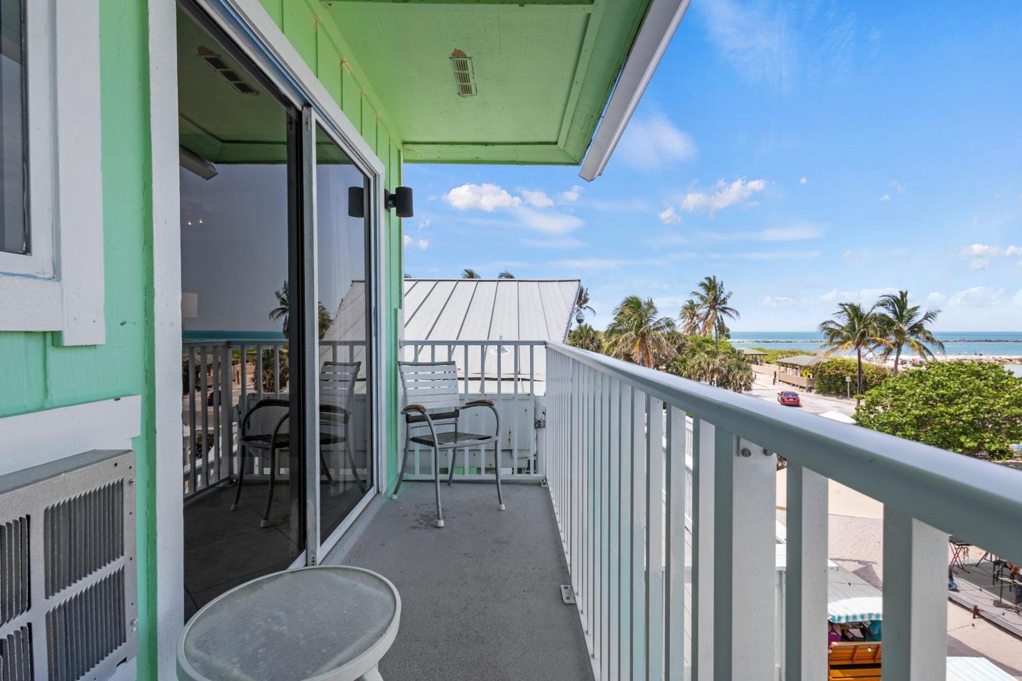 Ocean View Hotel Room With Balcony- King Bed #21 Fort Pierce Eksteriør billede